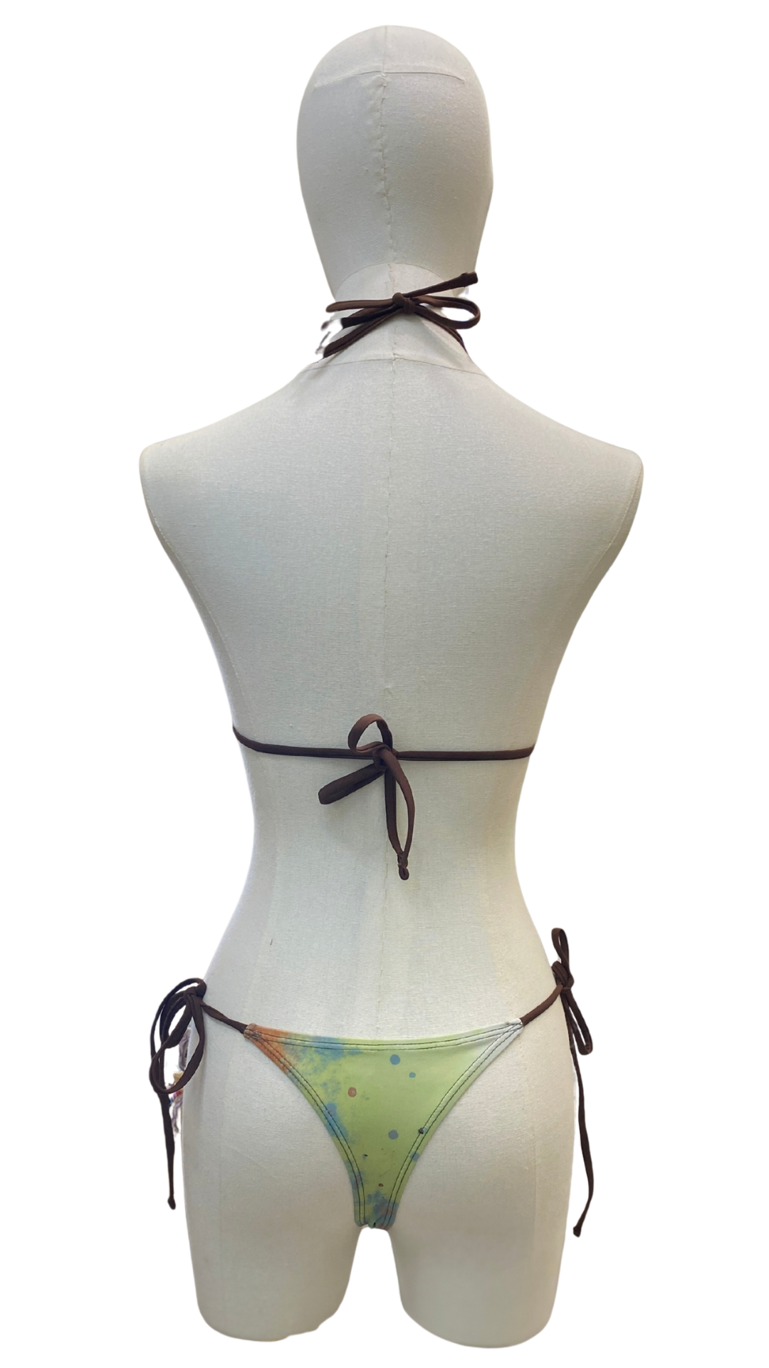 Set bikini completamente ajustable de tanga con detalle de abulón