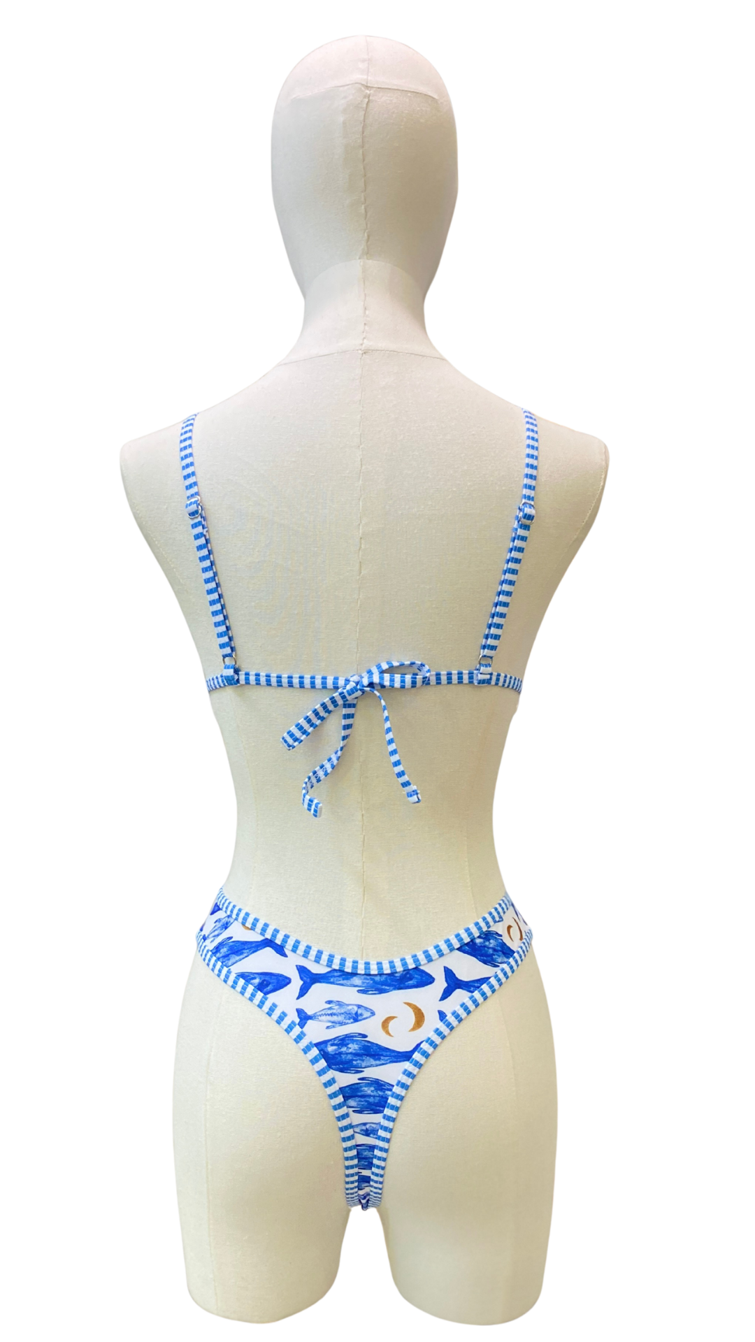 Set bikini de tanga estampado de peces y ballenas
