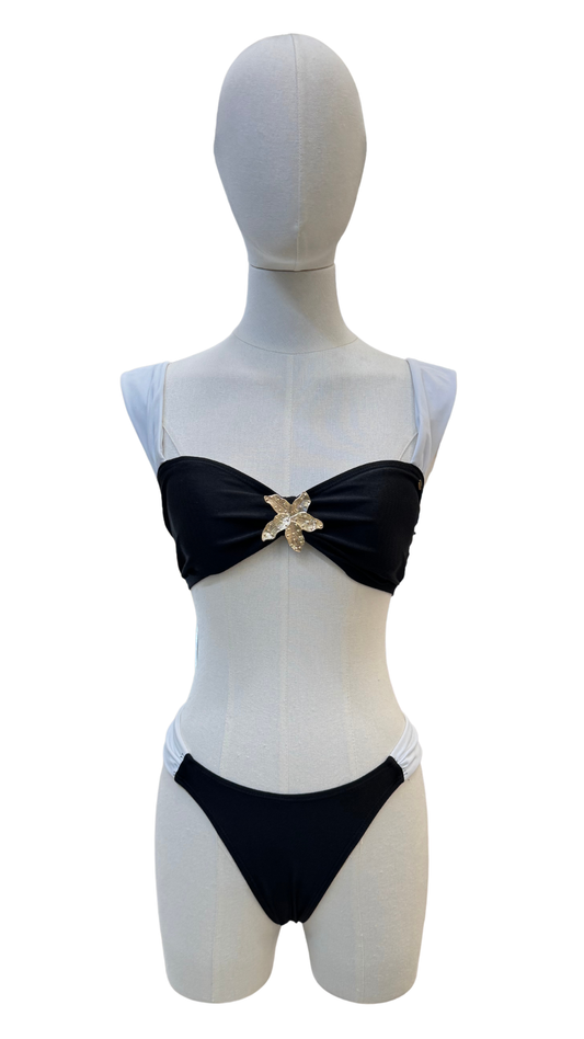 Set bikini bicolor con flor dorada