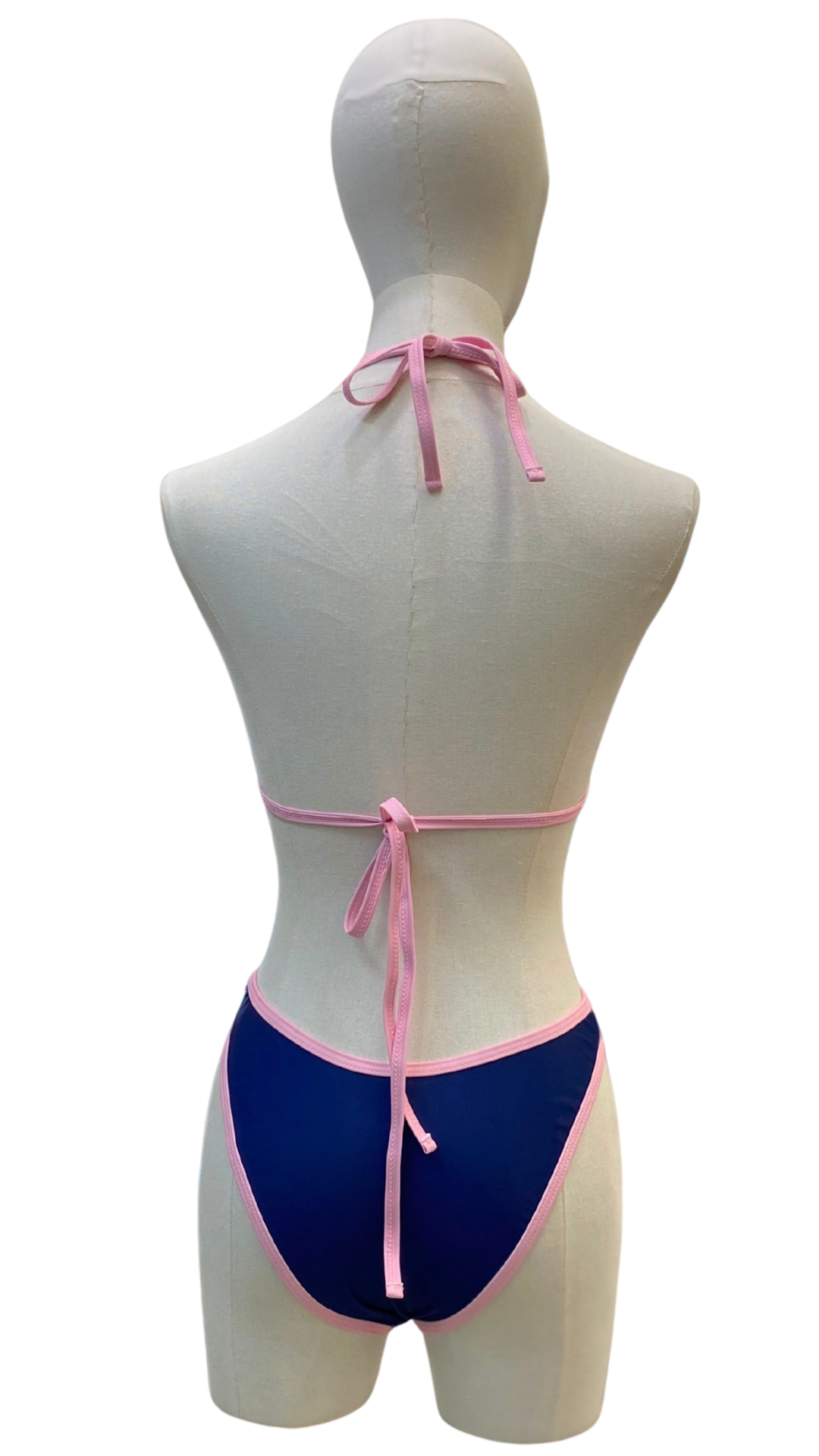 Set bikini bicolor de estrella de mar, flor y concha