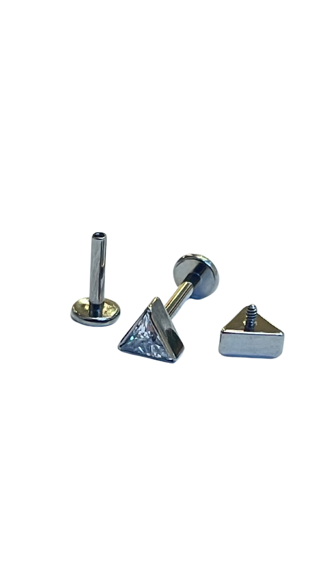 Piercing triangular de titanio