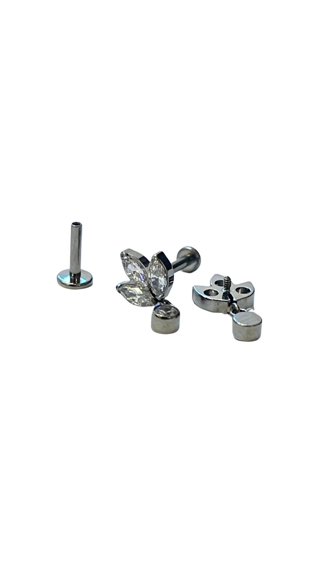 Piercing tres hojas con dije de titanio