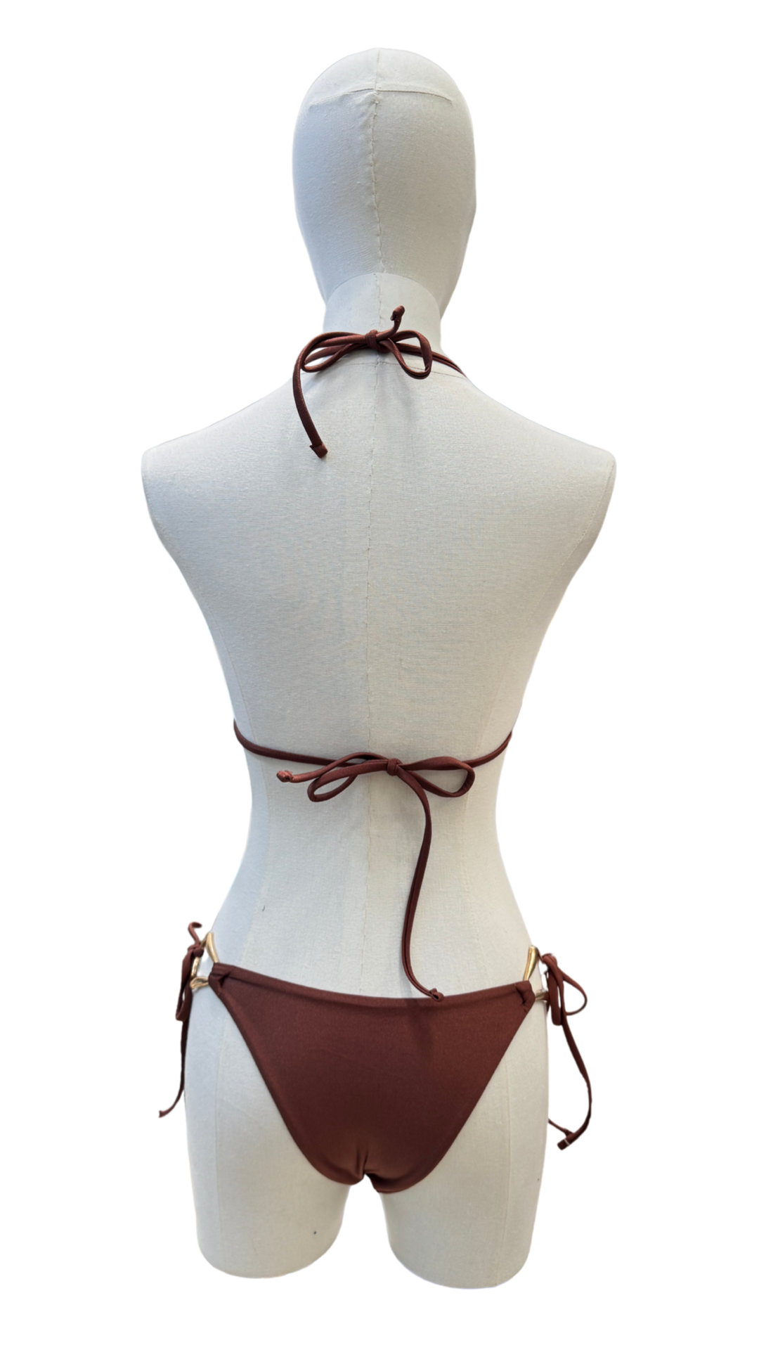Set bikini con detalles asimétricos dorados