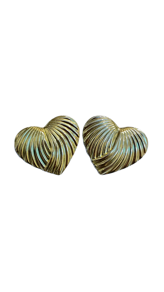 Aretes corazón rayado