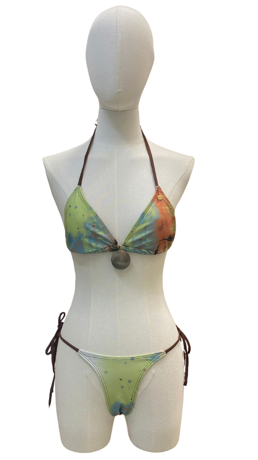 Set bikini completamente ajustable de tanga con detalle de abulón