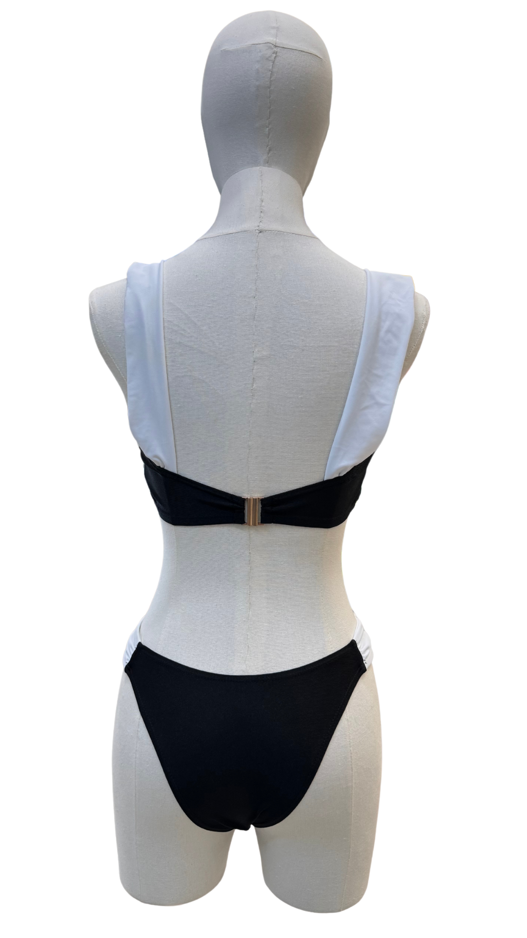Set bikini bicolor con flor dorada