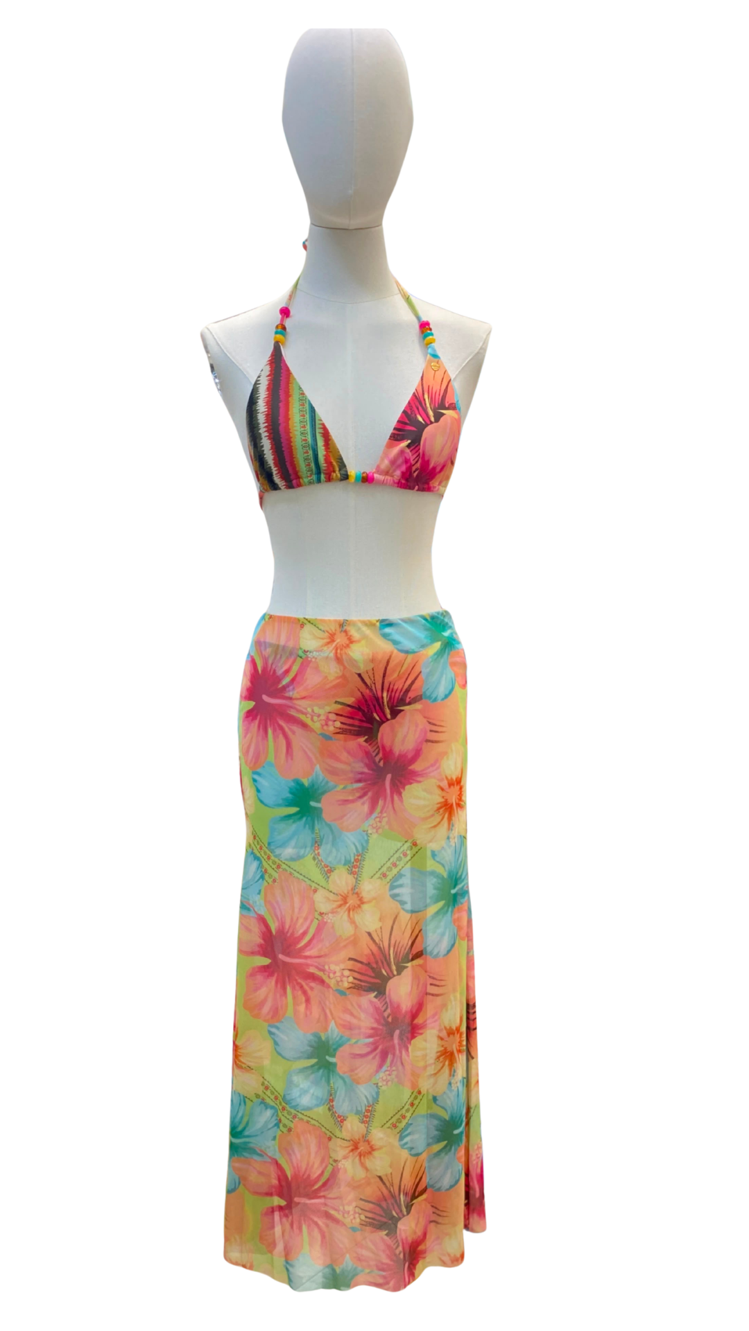 Set bikini tropical + pareo largo de tela mesh