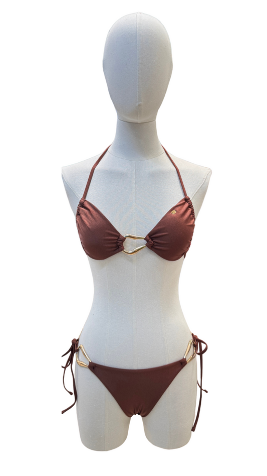 Set bikini con detalles asimétricos dorados