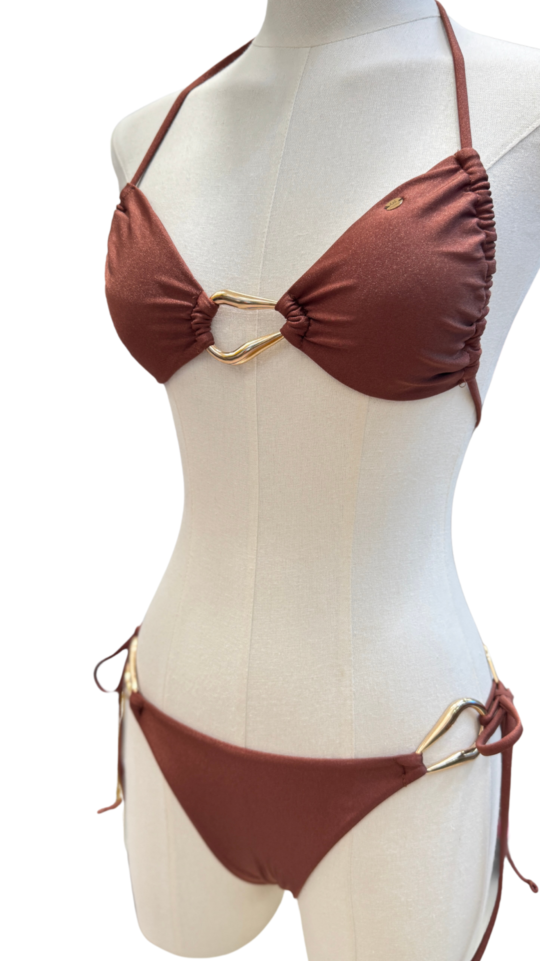 Set bikini con detalles asimétricos dorados